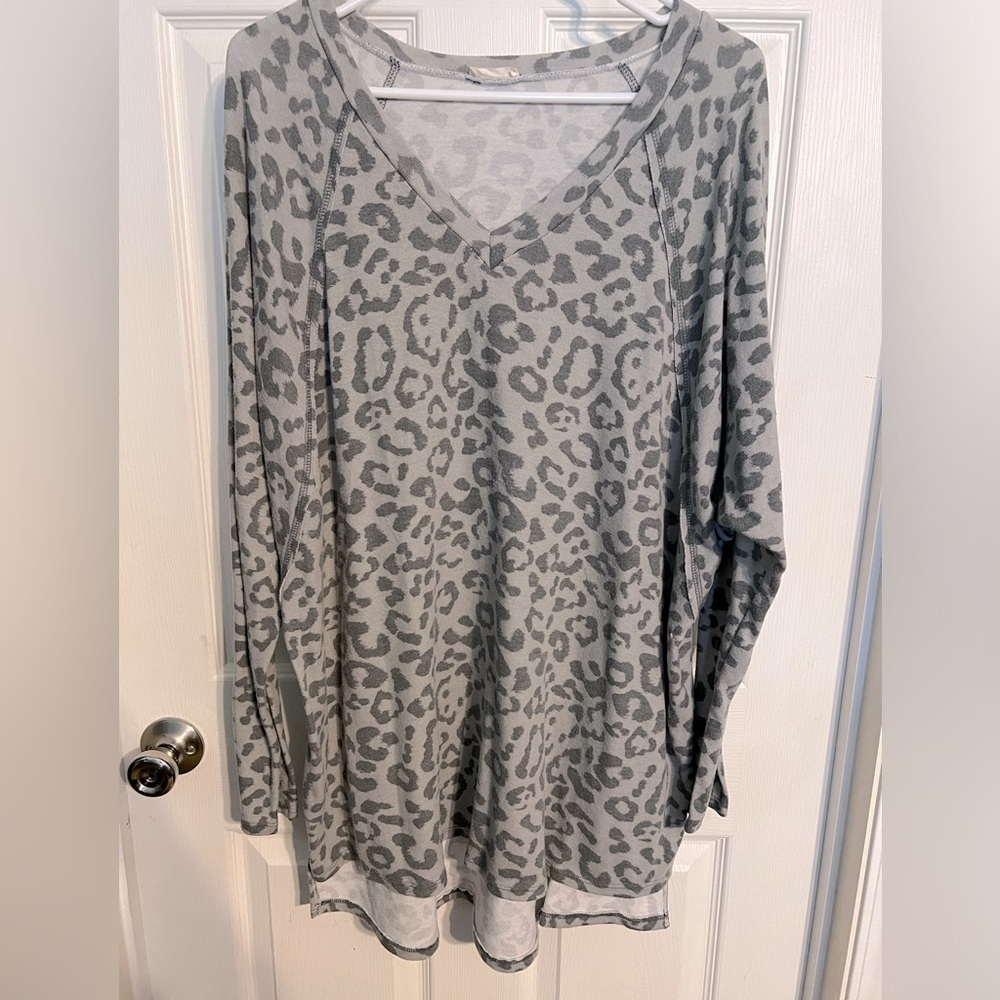 JODIFlL Medium animal print tunic top with long sleeves oversized leopard